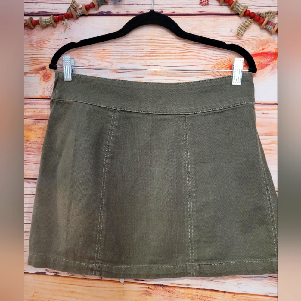 FREE PEOPLE Gently preloved Camo Green Mini Skirt!